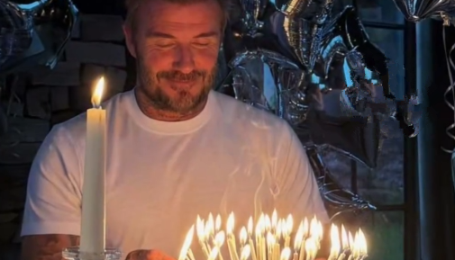 贝克汉姆51岁了，生日蛋糕插满蜡烛，收到的礼物是几只鸡