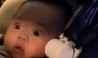 宝宝第一次坐车过隧道，前一秒认真玩被子下一秒表情亮了