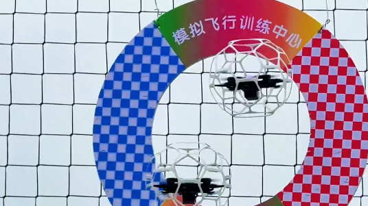 真人版魁地奇来了！无人机还能踢足球？