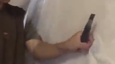 女子剪开床垫发现一把剪刀