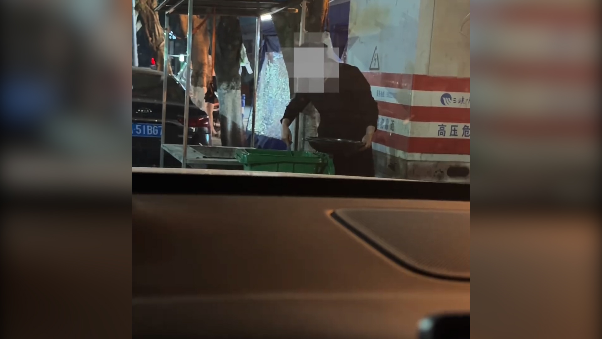 重庆一餐饮店员工疑从垃圾桶捞油 当地市监：已去现场调查