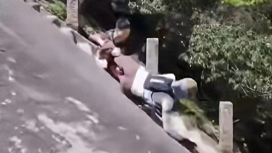 女子九华山陡坡摔倒被一把拉住