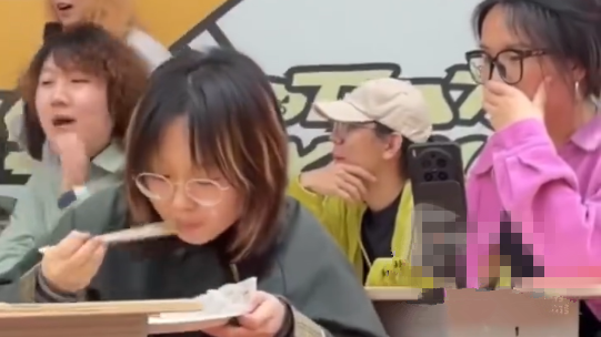 贵州举办“偷吃大赛”选手们各显神通，网友：抽象又可爱