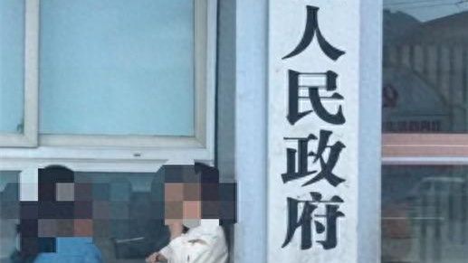 小朋友在政府牌匾上涂鸦 镇政府：天真烂漫的情绪值得珍藏