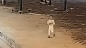 男童凌晨4点街头抱着被子哭泣