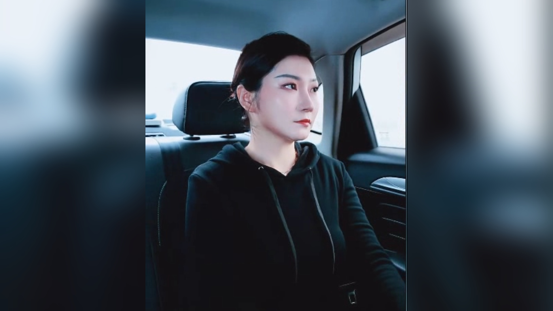王暖暖穿病号服直播，回应紧急就医经历:“不能拿命工作”