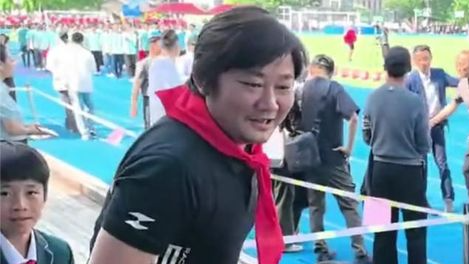 张雪被儿子学校的小朋友追着谈合作