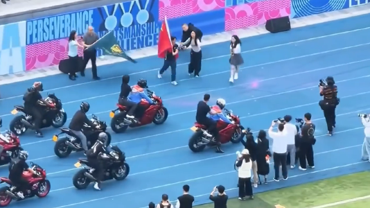 张雪受邀参加儿子学校运动会，现场公益机车表演