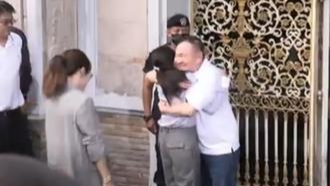 泰国前总理他信假释出狱 与女儿佩通坦紧紧相拥