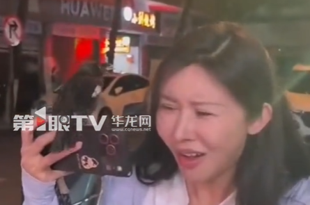 女生吃饭时一只鸟飞身上不走了