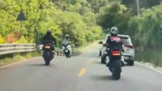 摩托车手打招呼分神，逆行撞上另一辆摩托一死一伤