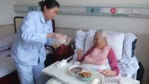 106岁老太染手指甲每天喝小酒