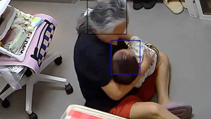 宝宝从桌子上头朝下跌落，姥姥飞身稳稳垫住
