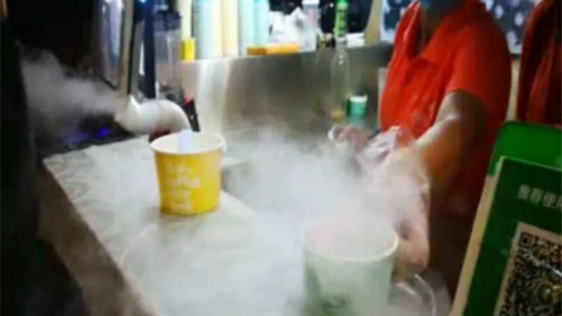 小男孩吃液氮奶豆一口下去吞云吐雾