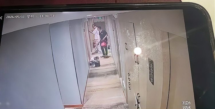 女子住酒店洗浴后遭消杀人员打开房门