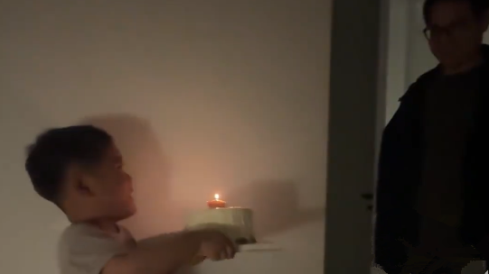 4岁男孩等到深夜给爸爸过生日，网友：很难不被打动！