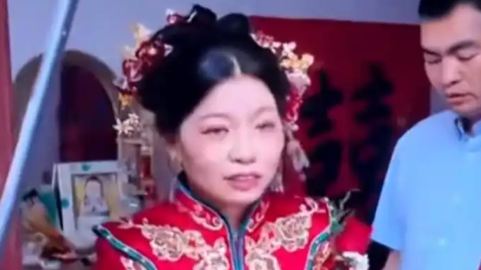 哥哥代替去世父母送妹妹出嫁 哥哥看着妹妹背影瞬间泪崩