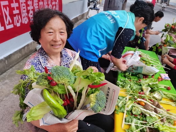平顶山市卫东区：心中有巧思 果蔬变成花