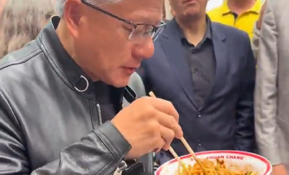 黄仁勋去吃了炸酱面，品尝后赞不绝口