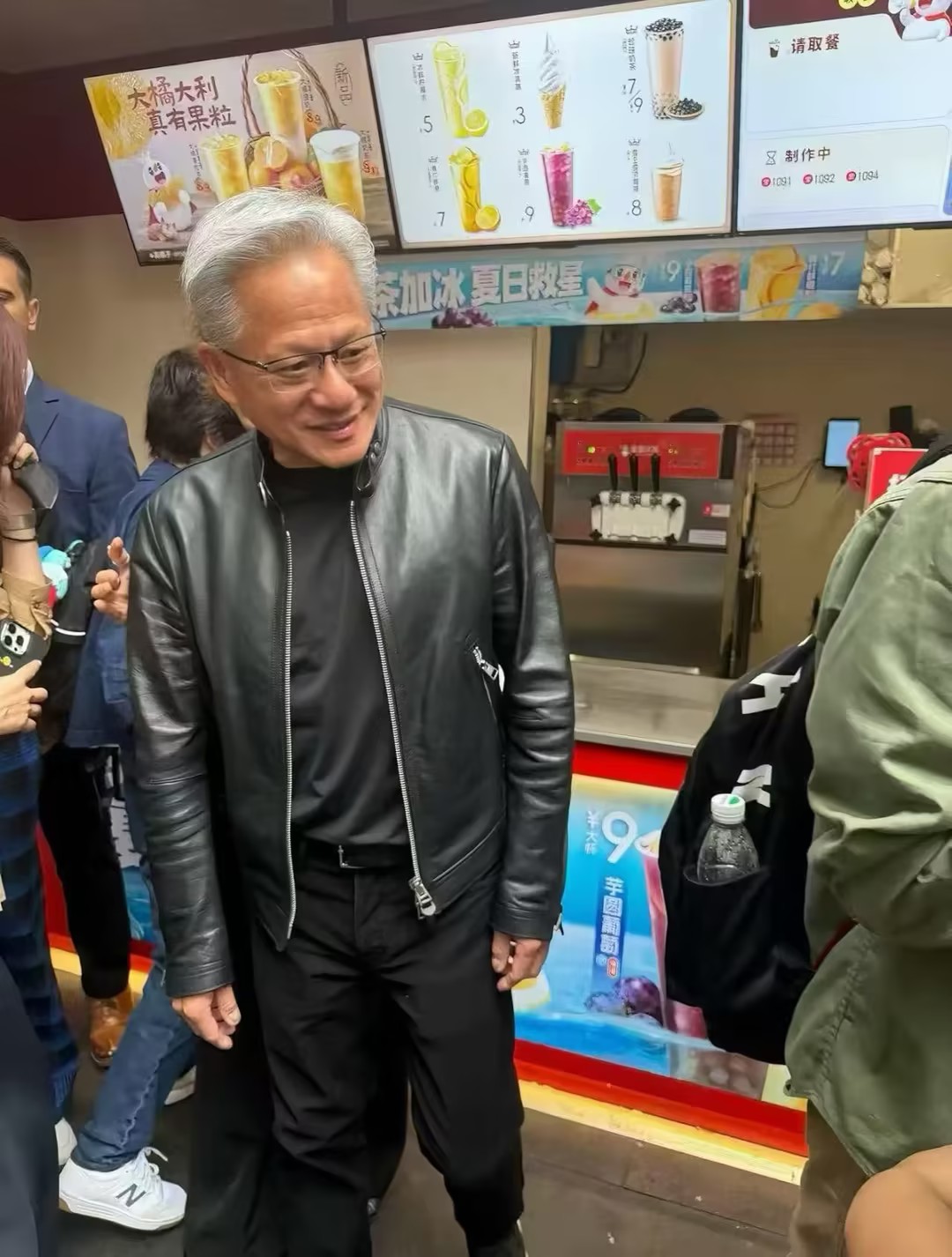 黄仁勋现身北京胡同买蜜雪冰城 品尝后竖大拇指点赞