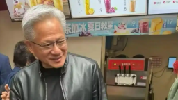 黄仁勋喝蜜雪冰城竖大拇指 手端一碗炸酱面在街头开炫