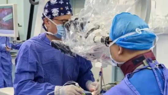 57岁女子持续腰腿痛2年，脊柱取出上千条活虫