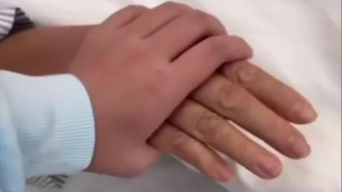 全红婵发布在病床前和妈妈牵手的照片，并配文“爱你妈妈”