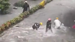 广州暴雨 5名小哥狂奔救起小孩