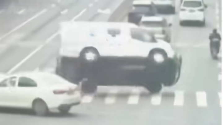 长沙一男子看日出返程时闯红灯，竟撞翻一辆运钞车！交警：我以为他要抢运钞车
