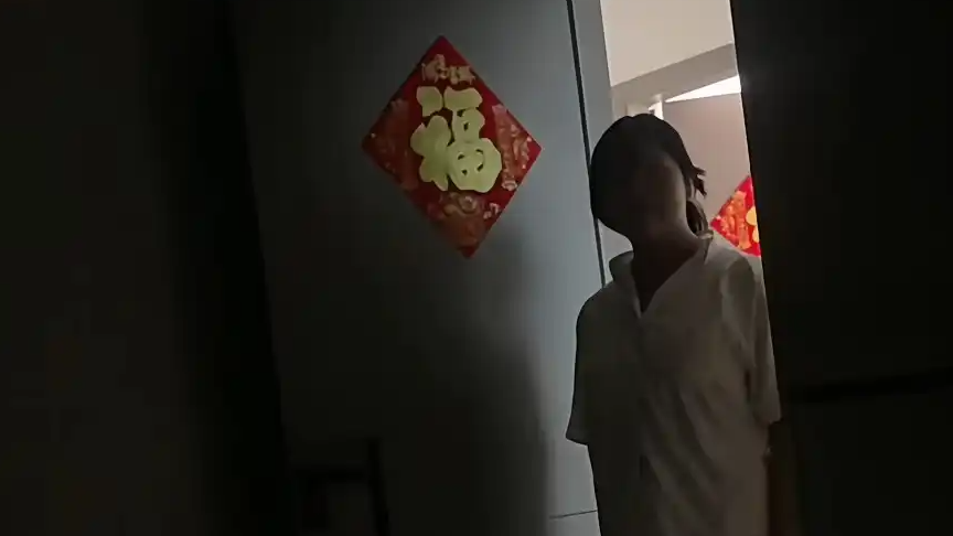 女孩考倒数第一 爸爸淡定逆向教育