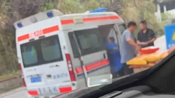 重庆通报一驾驶员用救护车捎带化肥：影响恶劣，将严肃处理