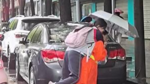 63岁环卫工雨中背50名学生蹚水过马路，回应：不想让学生伢湿着鞋子上课