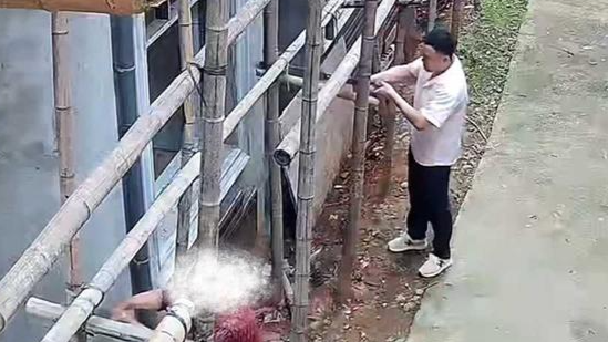 女子家建新房被邻居持刀上门挑事