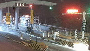 司机110公里时速闭眼过收费站撞上栏杆，称后怕不敢看回放