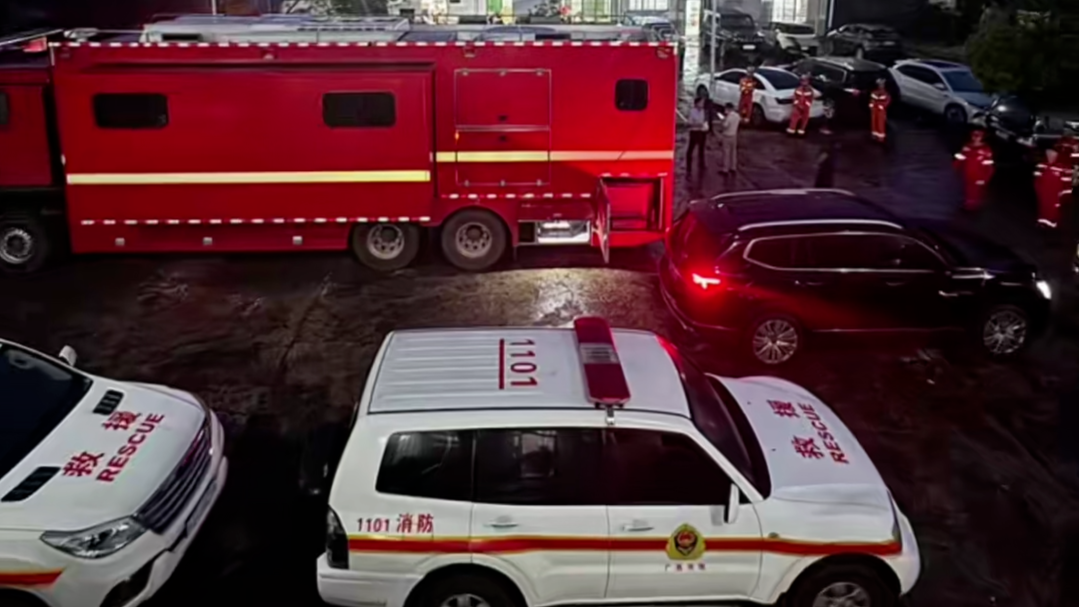 种红薯归来，广西一辆载15人皮卡车坠河，已致2人死亡，仍有8人失联