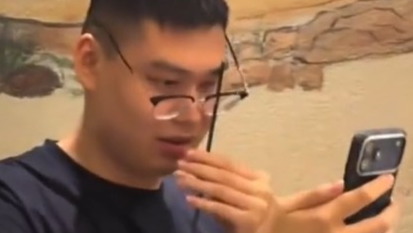 女子随手扔筷子 意外弹飞戳穿男子眼镜片