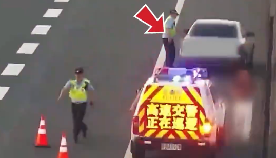 一个敢下一个敢扔，司机高速吵架丢下妻子被罚9分