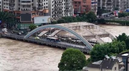 贵州都匀城区洪峰过境沿河街道被淹，商户：水位高时淹到了轿车顶
