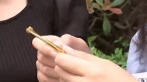 女子多年前买的黄金手镯发绿了