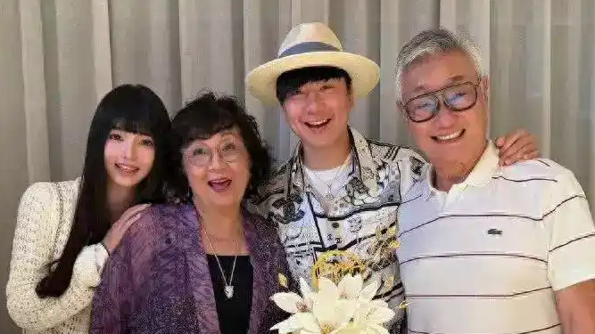 44岁林俊杰携母赴美出席小21岁女友毕业典礼