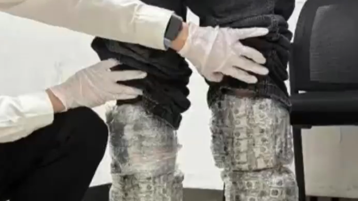 男子腿绑1378个旧手机摄像头入境被查，走路姿势露马脚
