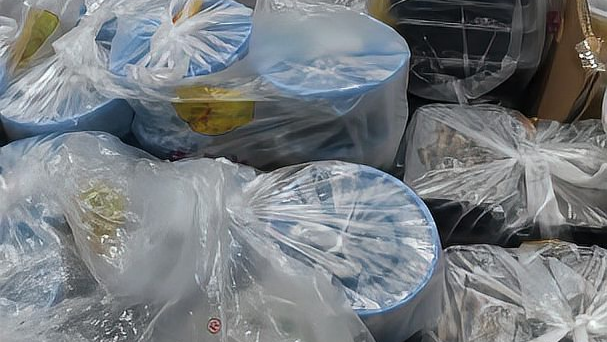 柳州震后新安置点现场备有螺蛳粉