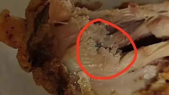 女子问AI如何“碰瓷”，一周内以吃出铁丝为由索赔3家店