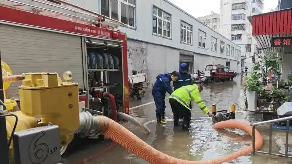 湖北荆门暴雨致市场内涝 消防连夜排涝
