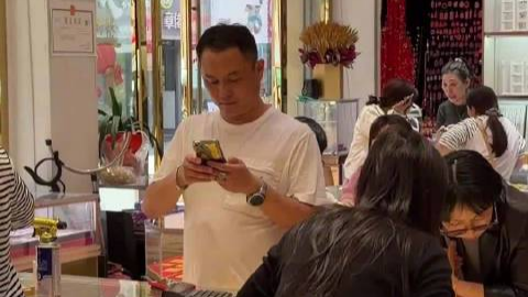 金价跳水 黑金首饰受追捧