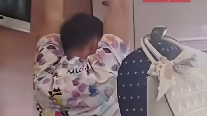 男子在高铁行李架练引体向上，工作人员提醒后，换去另一个地方拉