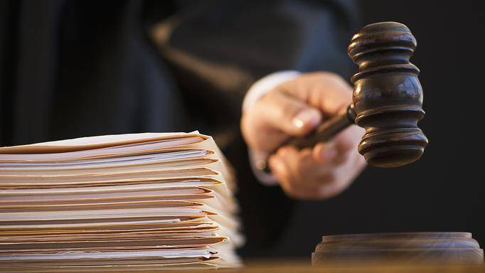 岳父朝女婿吐口水，女婿抱摔岳父获刑！致9根肋骨骨折，法院判了