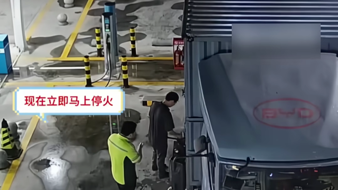 男子加油站用明火炒菜 被劝阻多次仍不肯收手 态度恶劣甚至攻击工作人员
