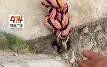 新疆一水渠遍布救命绳