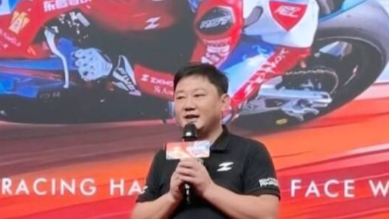 张雪：赛季末会拍卖德比斯驾驶的真实的53号车和奖杯，所得款项全部捐出